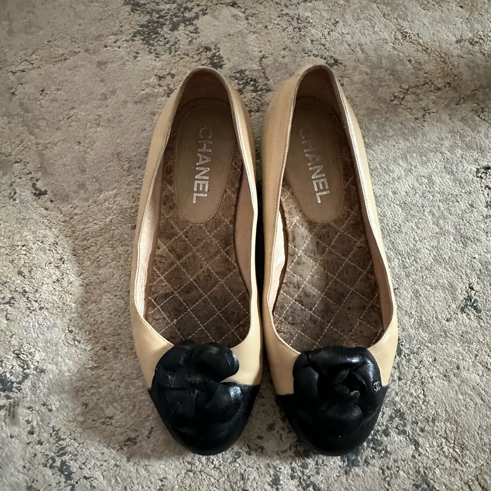 CHANEL Two-Tone Beige and Black Flats